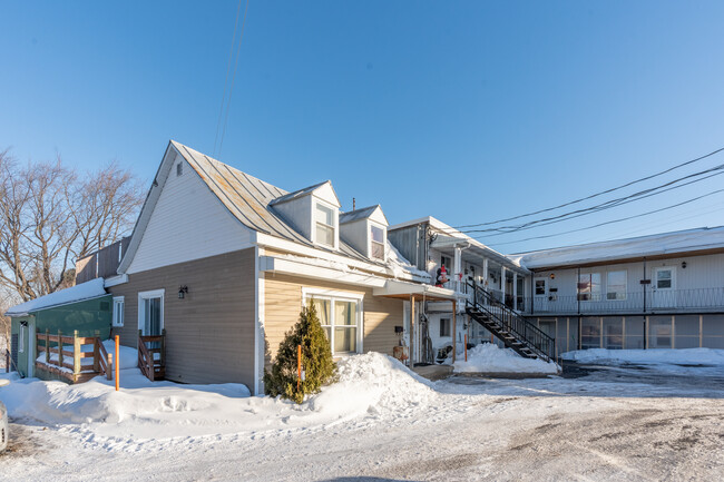 2371 Du Fleuve Ch in Lévis, QC - Building Photo - Building Photo