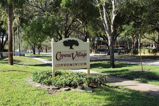 7208 Fairway Dr in Miami Lakes, FL - Building Photo - Building Photo
