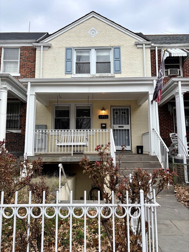 1916 C St NE, Unit 1