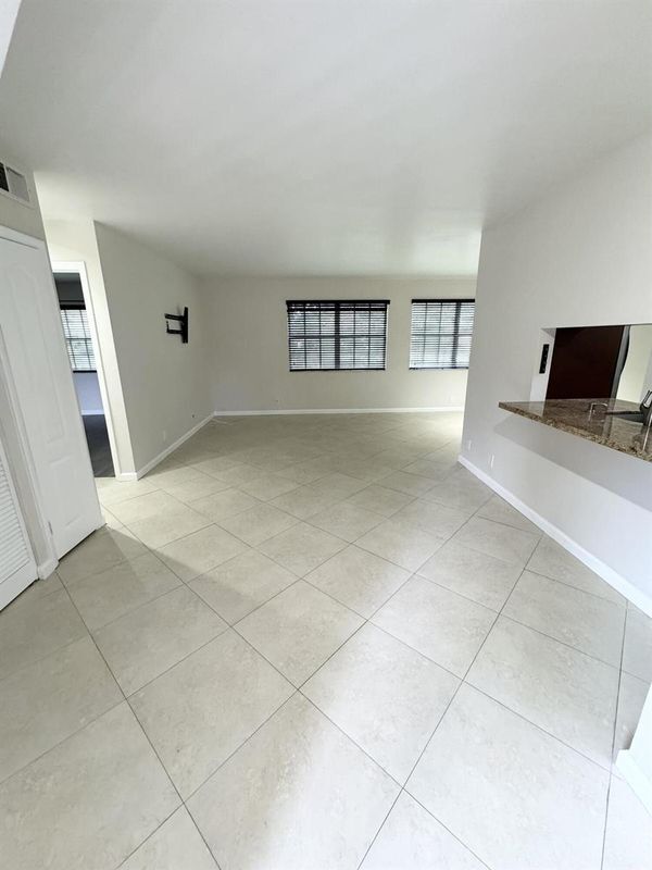 8886 SW 3rd St in Pembroke Pines, FL - Foto de edificio - Building Photo