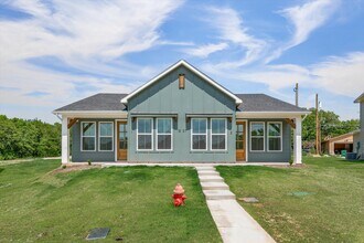 1207 Chestnut Ct in Runaway Bay, TX - Building Photo - Building Photo