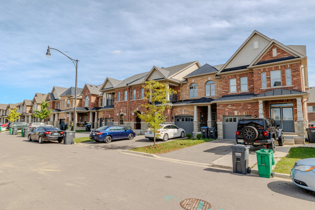 39 Hogan Manor Dr in Brampton, ON - Building Photo