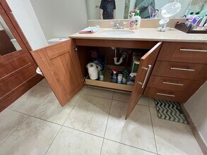 1300 Ponce de Leon Blvd in Coral Gables, FL - Foto de edificio - Building Photo