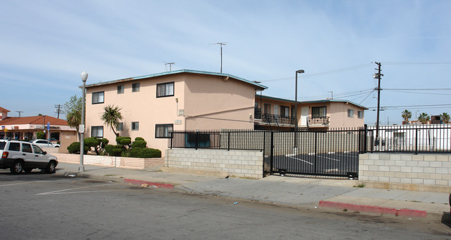 1242 Cedar Ave in Long Beach, CA - Foto de edificio - Building Photo