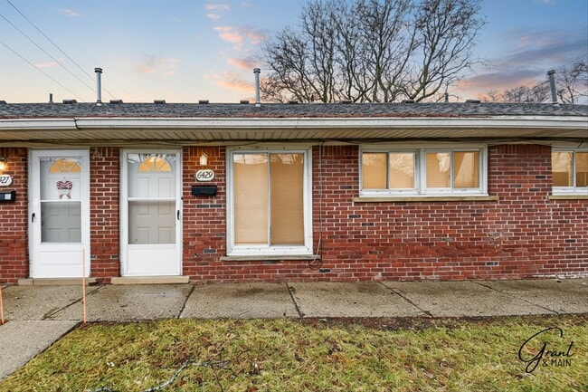 Maplewood Manor in Garden City, MI - Building Photo - Building Photo