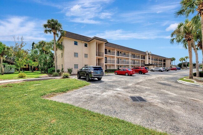 102 Capri Isles Blvd in Venice, FL - Building Photo - Building Photo
