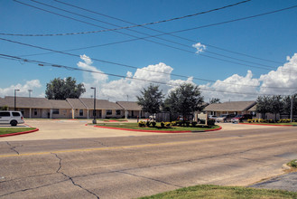 Gracemont House Apartments in Baytown, TX - Foto de edificio - Building Photo