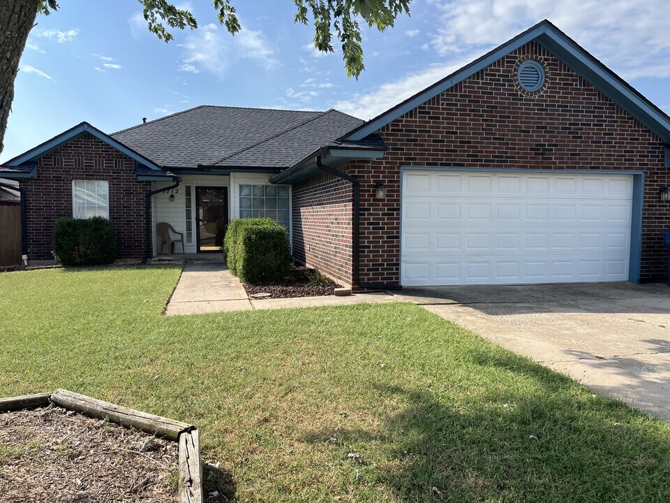 9712 Grissom Dr in Midwest City, OK - Building Photo
