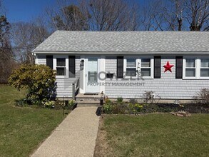 18 Crescent Dr in Barnstable, MA - Building Photo - Building Photo