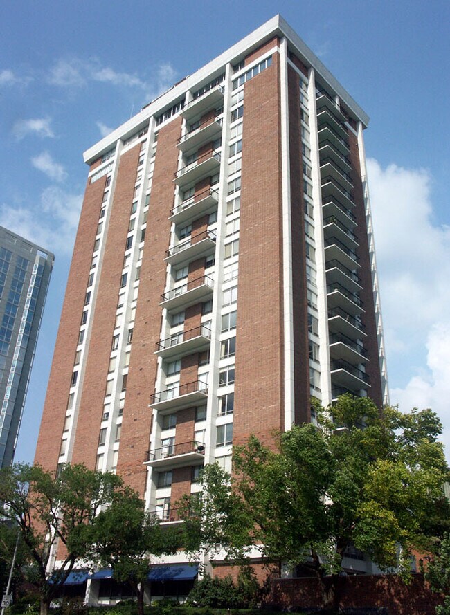 Park Tower in Clayton, MO - Foto de edificio - Building Photo