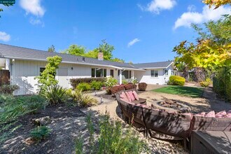 33 Sullivan Dr in Moraga, CA - Building Photo - Building Photo