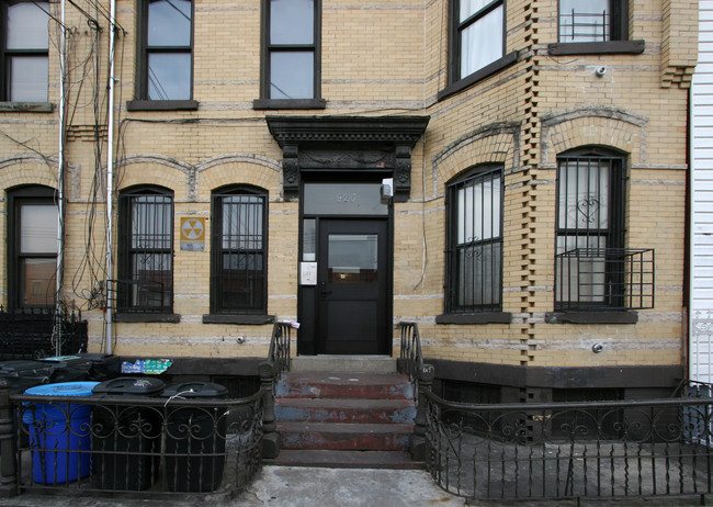 920 Hart St in Brooklyn, NY - Building Photo - Building Photo