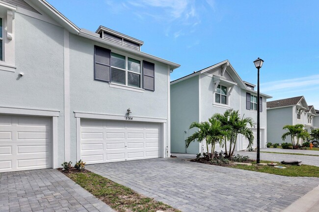 5764 SE Edgewater Cir in Stuart, FL - Building Photo - Building Photo