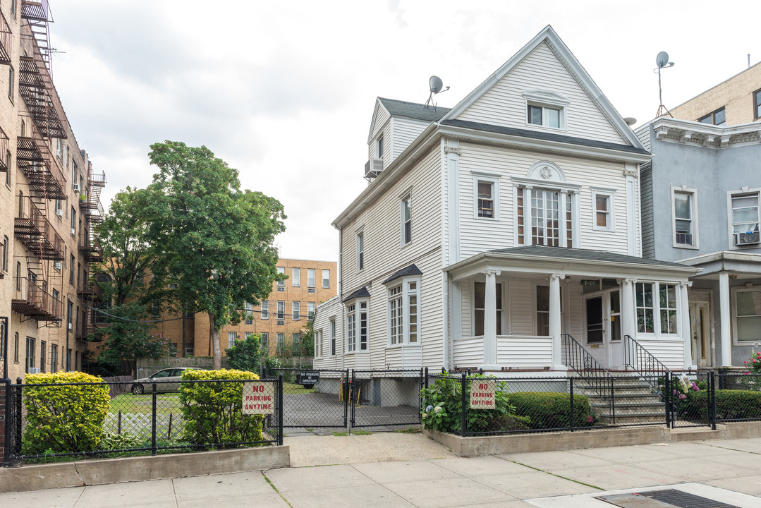 29-08 31st Ave in Astoria, NY - Foto de edificio