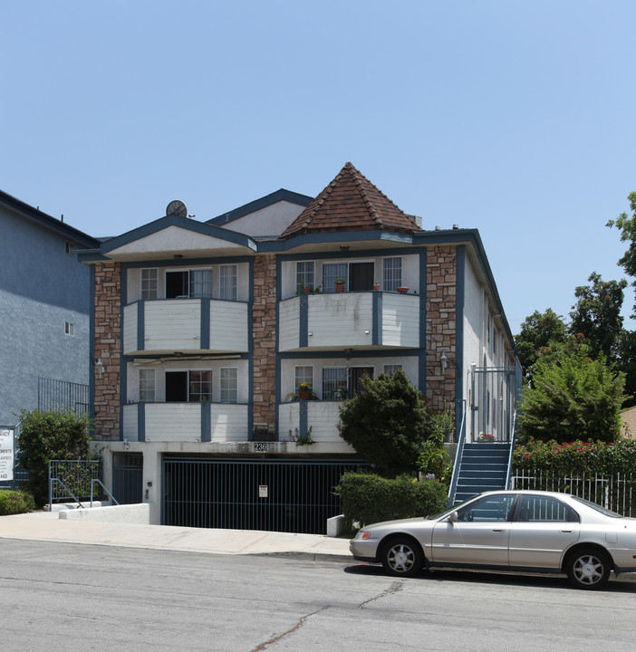 236 E Cedar Ave in Burbank, CA - Building Photo