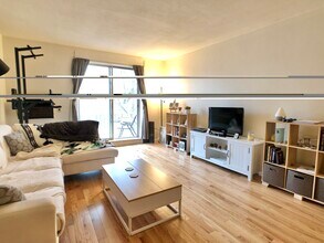 804 Centre St, Unit 306 in Boston, MA - Building Photo - Building Photo