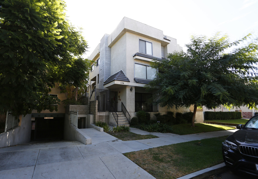 126 N Everett St in Glendale, CA - Building Photo