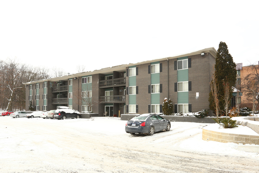 Waters Edge Apartments in East Lansing, MI - Building Photo