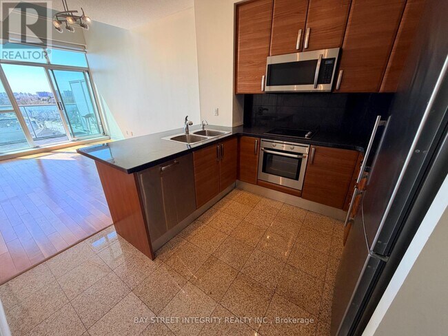 1 Avondale Ave in Toronto, ON - Building Photo - Building Photo