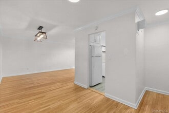 1 Oakridge Pl in Eastchester, NY - Building Photo - Building Photo