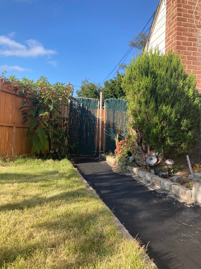 764 Lenore Ln, Unit Small Apt