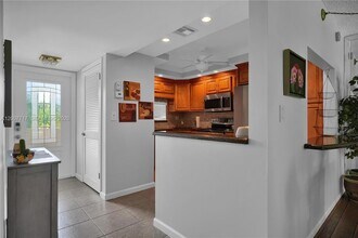 8941 S Hollybrook Blvd, Unit 203 in Pembroke Pines, FL - Foto de edificio - Building Photo