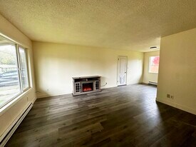 114 Dillion Dr in Kelso, WA - Building Photo