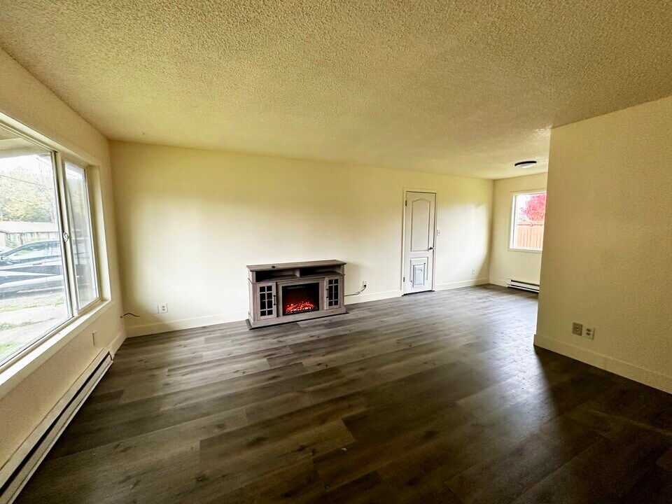 114 Dillion Dr in Kelso, WA - Building Photo