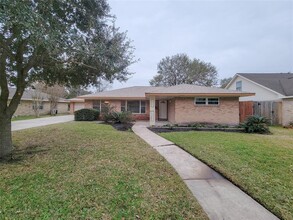 10910 Cedarhurst Dr in Houston, TX - Building Photo - Building Photo