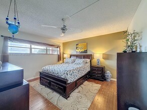 9411 N Hollybrook Lake Dr in Pembroke Pines, FL - Building Photo - Building Photo