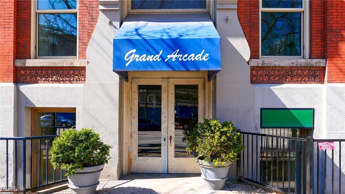 408 W St Clair Ave in Cleveland, OH - Foto de edificio