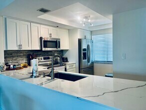 3000 Presidential Way in West Palm Beach, FL - Foto de edificio - Building Photo