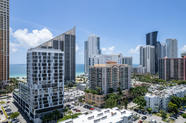 King David Condominiums in Sunny Isles Beach, FL - Building Photo - Building Photo