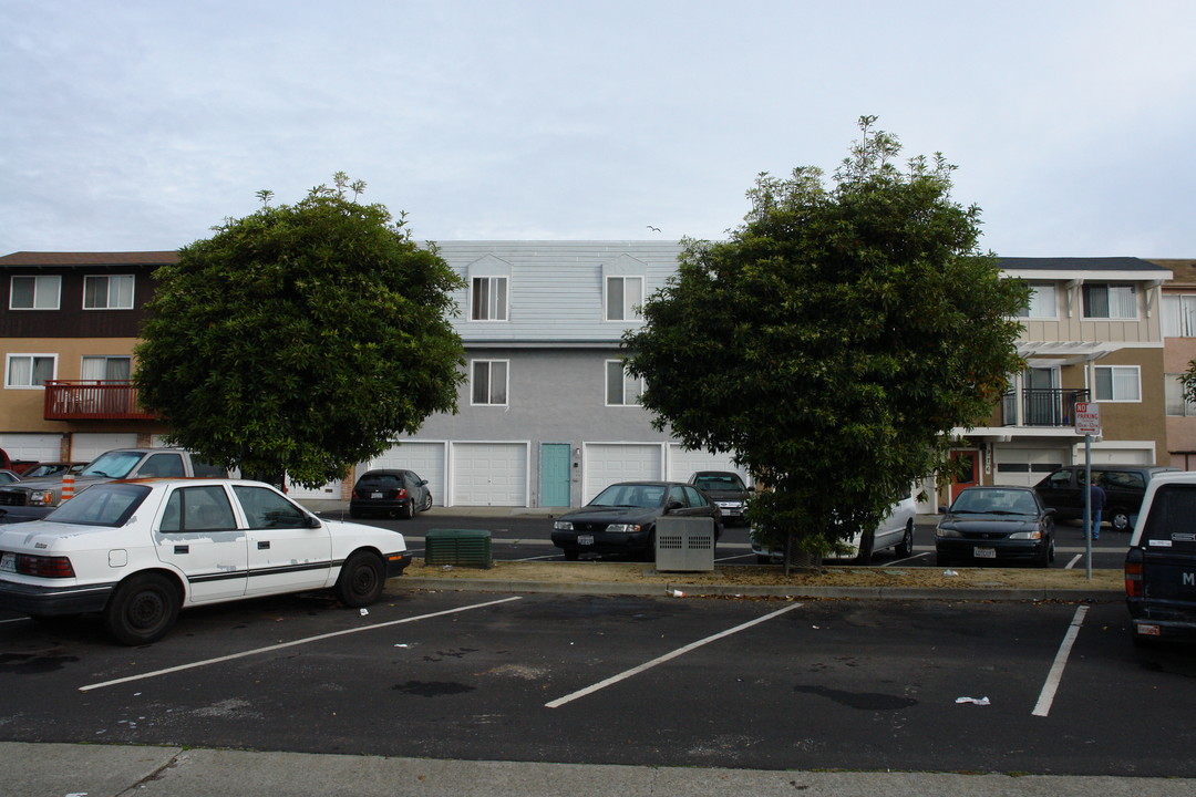 980 Sandra Ct in South San Francisco, CA - Foto de edificio