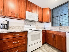 511 Hahaione St in Honolulu, HI - Building Photo - Building Photo