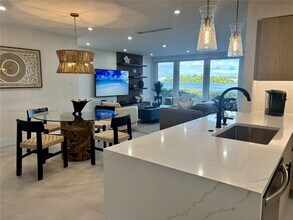 6063 E Peppertree Way in Siesta Key, FL - Building Photo - Building Photo