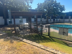 351 Bedford Rd in Bedford, TX - Building Photo - Building Photo