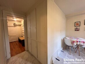 726 Washington St in Brookline, MA - Foto de edificio - Building Photo