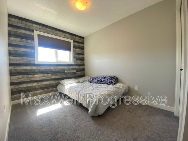 315 Desrochers Blvd SW in Edmonton, AB - Building Photo - Building Photo