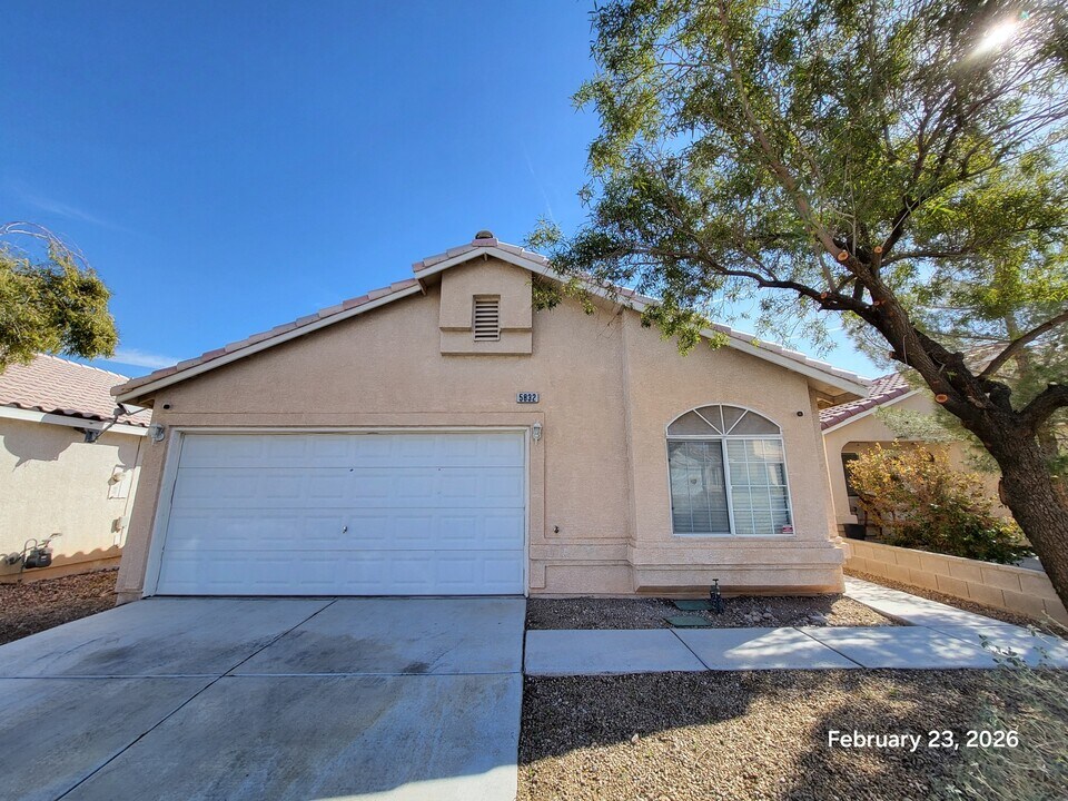 5823 Stoneborough St in Las Vegas, NV - Building Photo