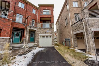 3007 Max Khan Blvd in Oakville, ON - Building Photo - Building Photo