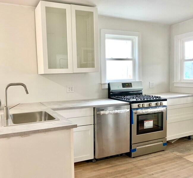 216 State St, Unit 1 in Hudson, NY - Building Photo - Building Photo