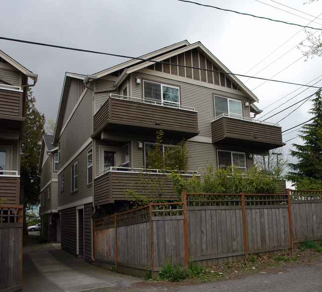 10301 Midvale Ave in Seattle, WA - Foto de edificio - Building Photo