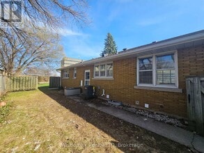 5881 Britannia Crescent in Niagara Falls, ON - Building Photo - Building Photo