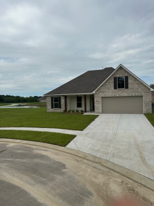 105 Ethereal st in Youngsville, LA - Building Photo