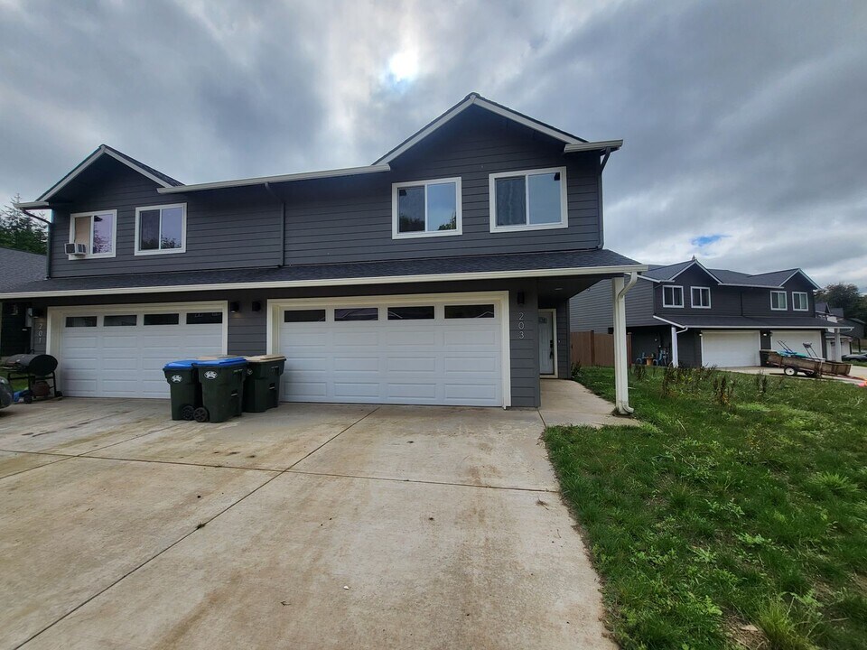 201 Oak St-Unit -Oak St 203 in Winlock, WA - Building Photo