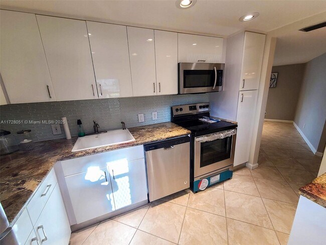 3475 N Country Club Dr in Miami, FL - Building Photo - Building Photo