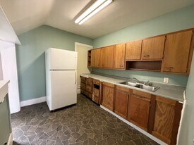 517 W Marion St in Elkhart, IN - Building Photo