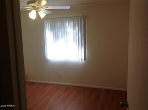 2049 W Hayward Ave-Unit -10 in Phoenix, AZ - Foto de edificio - Building Photo