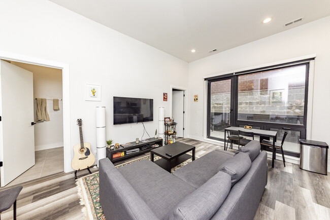 2317 N Clark St, Unit 210 in Chicago, IL - Building Photo - Building Photo